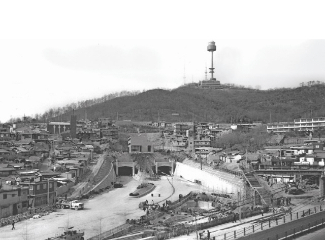 1978년 3월29일 남산3호터널 용산동 진출입구 일대의 모습. /사진출처=<가자! 강남으로: 1974-1978(1)>