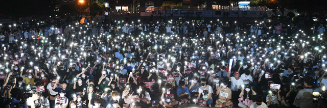 23일 오후 서울 성북구 고려대학교에서 재학생 및 졸업생들이 조국 법무부 장관 후보자 딸의 입학과정에 대한 진상규명을 촉구하며 촛불집회를 하고 있다. 이날 참가자들은 안전상의 이유로 휴대전화 불빛으로 촛불을 대신했다./오승현기자 2019.8.23