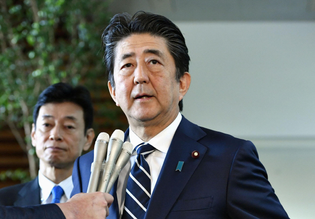 23일 총리관저에서 기자들과 만난 아베 신조 일본 총리도 심각한 표정을 짓고 있다.  /도쿄=교도통신연합뉴스