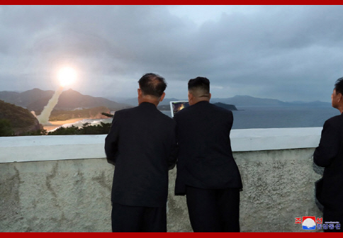 조선중앙통신이 지난 11일 홈페이지에 공개한 김정은 북한 국무위원장의 시험사격 참관 사진/연합뉴스