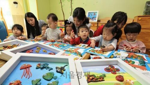 아이들이 어린이집에서 교육을 받고 있다./서울경제DB