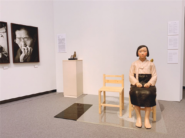일본 최대의 국제미술제인 아이치트리엔날레의 ‘표현의 부자유전, 그후’에 출품된 ‘평화의 소녀상’의 전시 당시 모습. /사진제공=경기문화재단