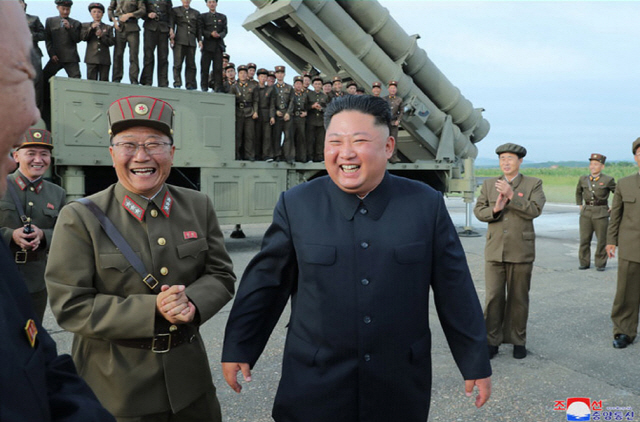 북한, 신형 ‘초대형 방사포’ 시험발사 / 연합뉴스