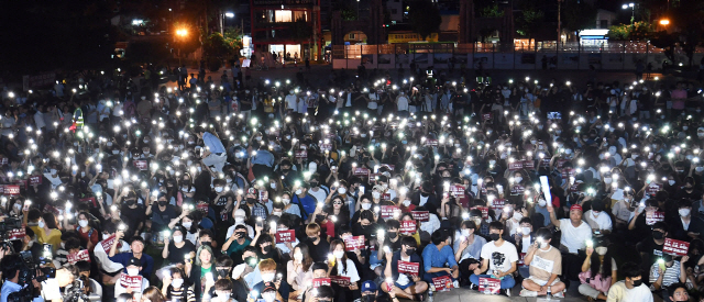 23일 오후 서울 성북구 고려대학교에서 재학생 및 졸업생들이 조국 법무부 장관 후보자 딸의 입학과정에 대한 진상규명을 촉구하며 촛불집회를 하고 있다. 이날 참가자들은 안전상의 이유로 휴대전화 불빛으로 촛불을 대신했다./오승현기자