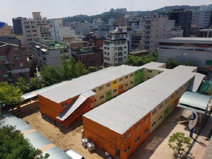 서울 은명초등학교 운동장에 설치된 임시가설교실.  /사진제공=서울시교육청