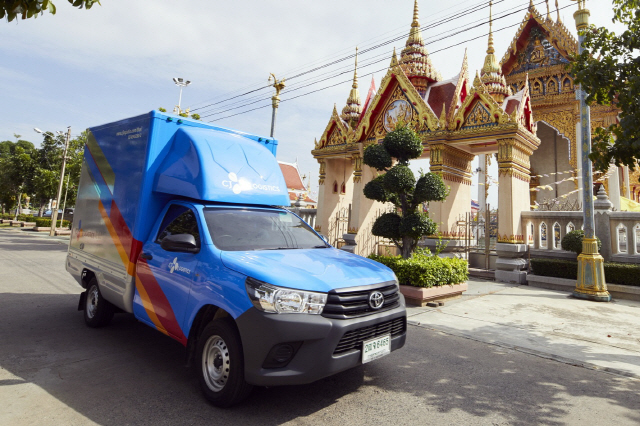 CJ대한통운 택배 차량이 태국 방콕 시내를 주행하고 있다. CJ대한통운은 태국 인근 방나(Bangna) 지역에서 최첨단 택배 분류장치인 휠소터를 적용한 중앙물류센터(CDC)를 시범 가동한다./사진제공=CJ대한통운