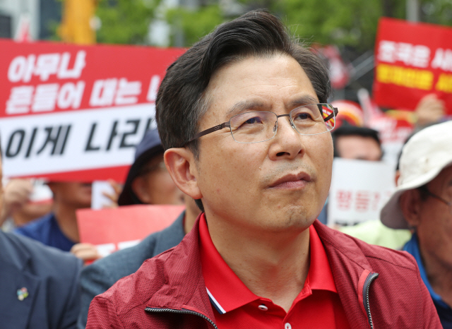 황교안 자유한국당 대표가 24일 오후 서울 종로구 세종문화회관 앞에서 열린 ‘<살리자 대한민국!> 文정권 규탄 광화문 집회’에 참가해 무대를 지켜보고 있다. /연합뉴스