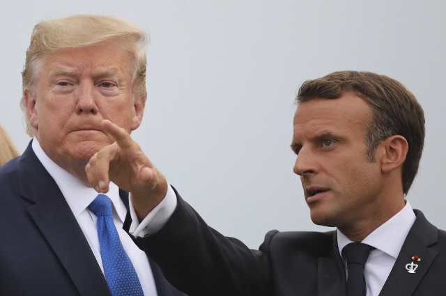 도널드 트럼프(왼쪽) 미국 대통령이 24일(현지시간) 프랑스 비아리츠에서 에마뉘엘 마크롱 프랑스 대통령이 가리키는 곳을 바라보고 있다. /비아리츠=AP연합뉴스