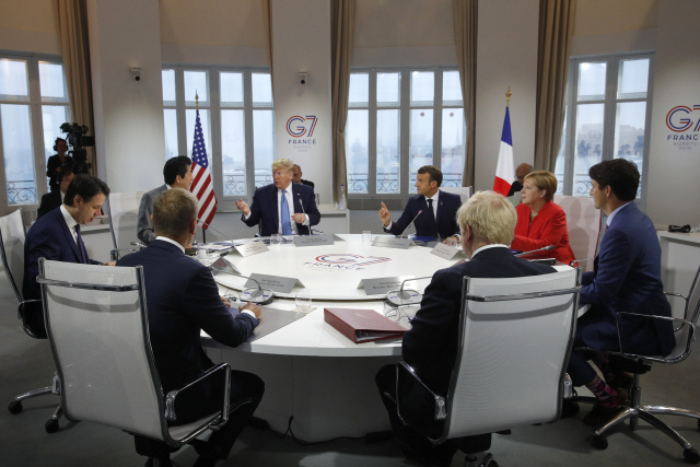 도널드 트럼프(가운데) 미국 대통령을 비롯한 G7 정상들이 25일(현지시간) 프랑스 비아리츠에서 열린 G7 정상회의에 참석해 대화를 나누고 있다. /비아리츠=AP연합뉴스