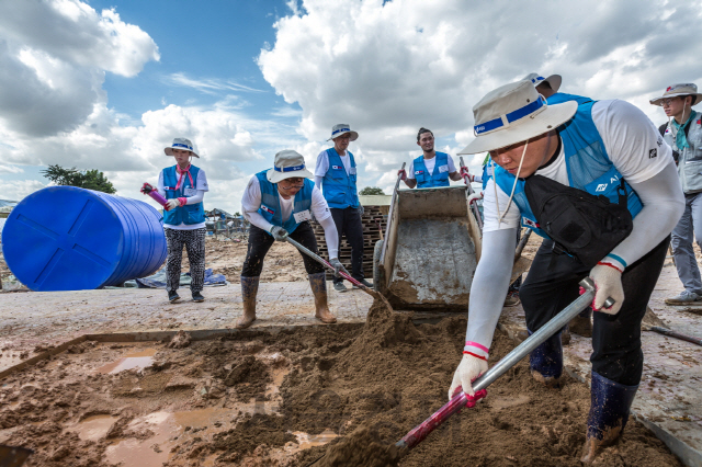 아주그룹, 캄보디아 쓰레기 매립장 마을서 7일간 봉사활동