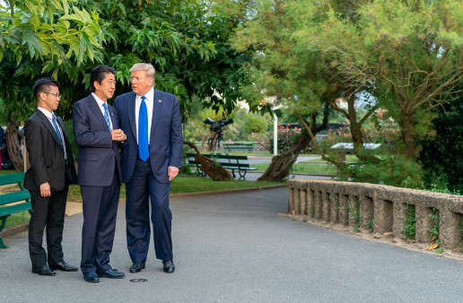 도널드 트럼프(오른쪾) 미 대통령이 지난 24일(현지시간) 프랑스 비아리츠에서 G7 정상 만찬에 앞서 아베 신조 일본 총리와 대화를 나누고 있다.  /비아리츠=UPI연합뉴스