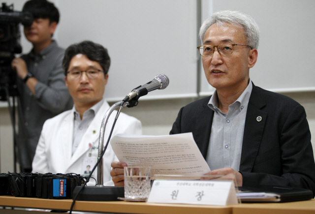 신상욱(오른쪽) 부산대학교 의학전문대학원장이 26일 오후 경남 양산시 부산대학교 양산캠퍼스에서 기자회견을 열어 조국 후보자 딸 장학금과 관련한 의혹에 대해서 해명하고 있다.   /연합뉴스