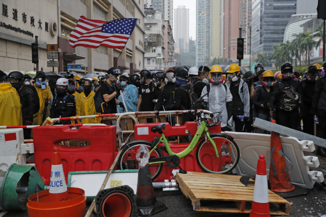지난 25일 홍콩에서 미국 국기인 성조기를 든 ‘범죄인 인도법안(송환법)’ 반대 시위 참석자들이 바리케이드를 치고 경찰과 대치하고 있다.  /홍콩=AP연합뉴스