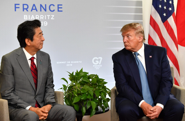 도널드 트럼프(오른쪽) 미국 대통령이 25일(현지시간) 프랑스 비아리츠에서 열린 주요 7개국(G7) 정상회의에서 아베 신조 일본 총리와 양자회담을 갖고 있다. /비아리츠=AFP연합뉴스