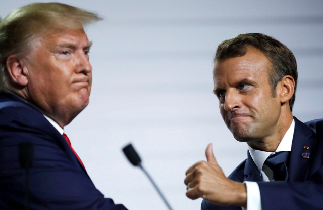 에마뉘엘 마크롱(오른쪽) 프랑스 대통령이 26일(현지시간) 프랑스 비아리츠에서 폐막한 G7 정상회의 기자회견 도중 도널드 트럼프 미국 대통령을 향해 엄지 손가락을 들어보이고 있다. /비아리츠=로이터연합뉴스