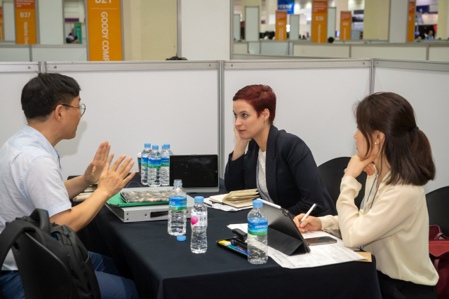 21일 서울 삼성동 코엑스에서 열린 ‘2019 글로벌 소싱페어’에서 한 국내 기업인이 해외 바이어에게 회사를 소개하고 있다./사진제공=중진공