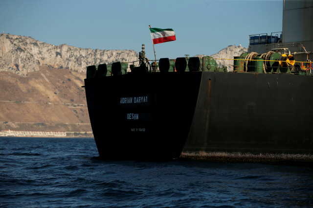 이란 국기를 단 이란 유조선 ‘아드리안 다르야-1’호가 지브롤터 해협에 정박해 있는 모습. /로이터연합뉴스