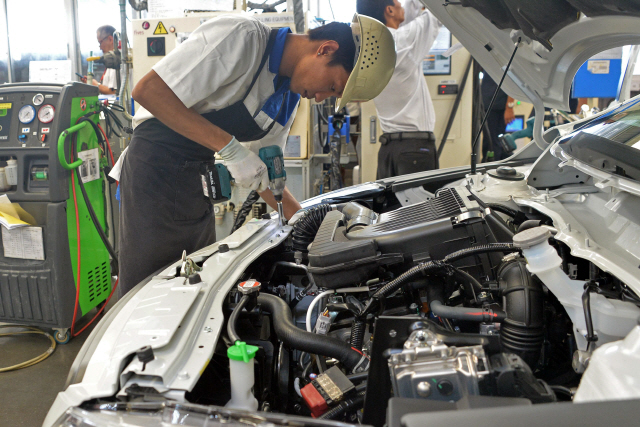 한 미얀마 노동자가 양곤의 틸라와 경제특구에 있는 일본 스즈키 자동차 공장에서 일하고 있다. /AFP연합뉴스