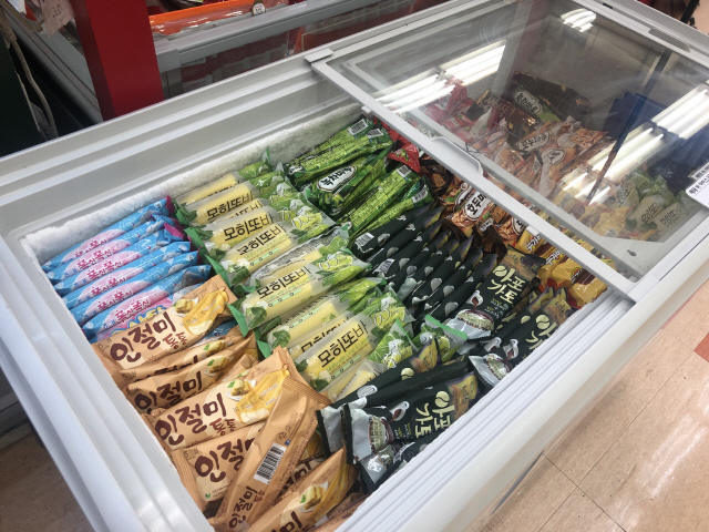 서울 시내 한 대형마트 아이스크림 냉동고에 빙과제품들이 가득 쌓여있다. /사진제공=롯데마트