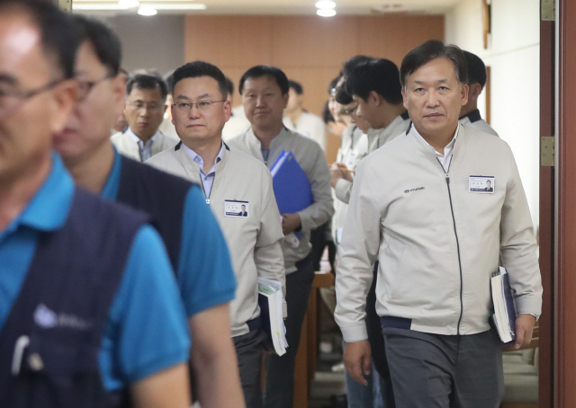 27일 오후 현대자동차 울산공장 본관 아반떼룸에서 올해 임금 및 단체협약 잠정 합의를 마친 하언태 부사장(오른쪽 첫 번째) 등 사측 교섭위원들이 노조 교섭위원들에 이어 걸어 나오고 있다. 현대차 노사가 파업 없이 잠정 합의를 한 것은 8년 만이다.  / 연합뉴스