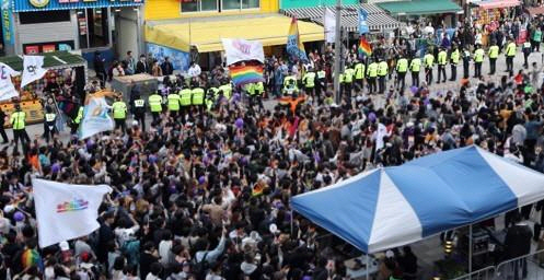 지난해 해운대구 구남로에서 열린 퀴어축제 모습/연합뉴스