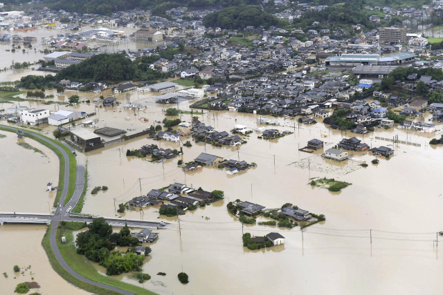28일 일본 규슈지방에 쏟아진 폭우로 사가현 다케오 지역의 주택과 시설물들이 침수돼 있다. /사가=로이터연합뉴스