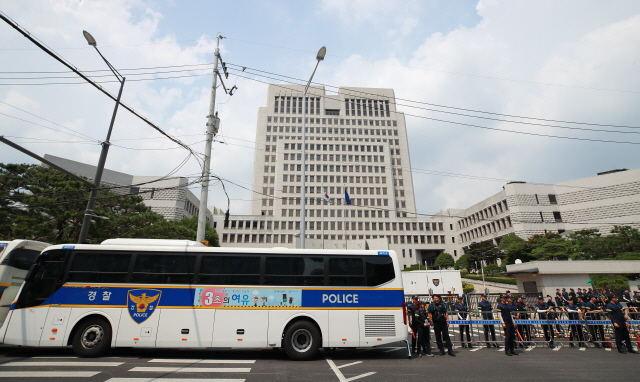 ‘국정농단’ 상고심 선고를 하루 앞둔 28일 경찰이 서초구 대법원 입구를 통제하고 있다.   /연합뉴스