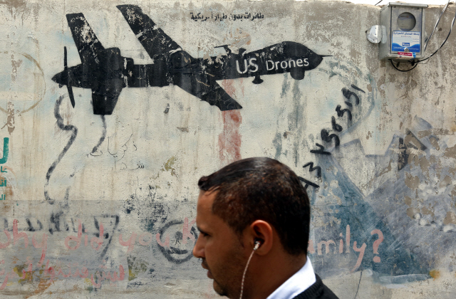 예멘 수도 사나에서 지난 22일(현지시간) 한 시민이 미국의 드론을 그린 벽화 앞을 지나고 있다. /사나=EPA연합뉴스