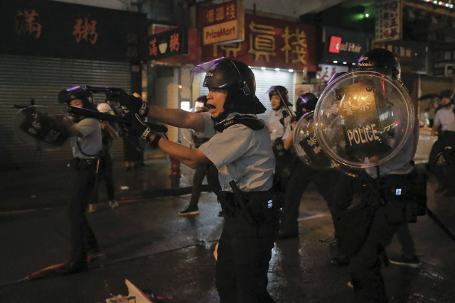 홍콩 경찰이 25일 홍콩에서 벌어진 송환법 반대시위 현장에서 시위대를 향해 총을 겨누고 있다. /홍콩=AP연합뉴스