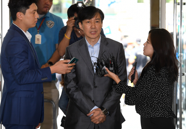 조국 법무부 장관 후보자가 28일 인사청문회 준비 사무실이 마련된 서울 종로구의 한 건물로 출근하며 취재진의 질의에 답하고 있다./성형주기자 2019.08.28