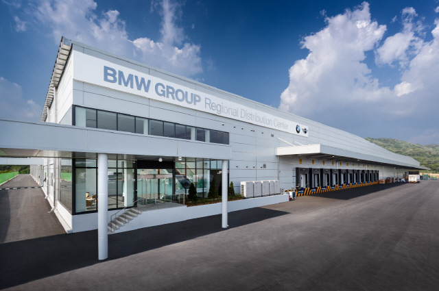 BMW그룹코리아가 지난 2017년 1,300억원의 투자를 단행해 준공한 BMW 해외 법인 최대 규모인 안성부품물류센터 전경. BMW코리아는 2021년 300억원을 추가 투자해 센터를 확장한다. /사진제공=BMW