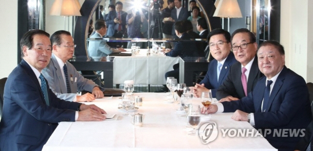 지난 7월 31일 도쿄를 방문한 한국 의원들을 만난 누카가 후쿠시로(왼쪽 첫번째) 일한의원연맹 회장.연합뉴스