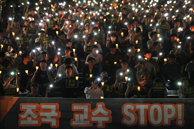 28일 오후 서울 관악구 서울대학교에서 총학생회 주최로 열린 ‘제2차 조국 교수 STOP! 서울대인 촛불집회’에서 대학생들이 조국 법무부 장관 후보자의 사퇴를 촉구하고 있다. /연합뉴스