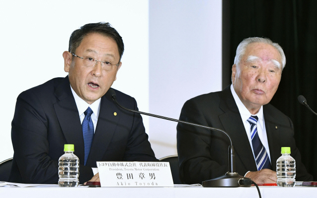 도요다 아키오(왼쪽) 도요타 사장과 스즈키 오사무 스즈키 회장이 지난 2016년 10월12일 일본 도쿄에서 공동 기자회견을 하고 있다. /도쿄=AP연합뉴스
