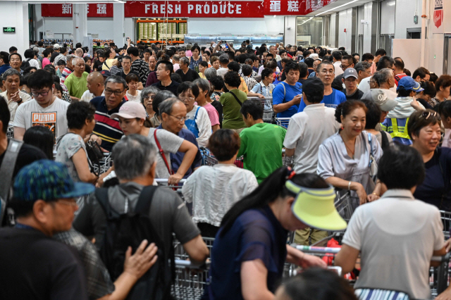 지난 27일 중국 상하이에 처음 개장한 미국의 대형할인매장 코스트코 1호점이 고객들로 인산인해를 이루고 있다.   /상하이=AFP연합뉴스