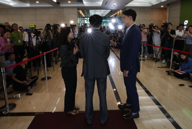 조국 법무부 장관 후보자가 28일 오전 서울 종로구 적선현대빌딩에 마련된 인사청문회 준비사무실로 출근하며 취재진의 질문에 답하고 있다. /연합뉴스