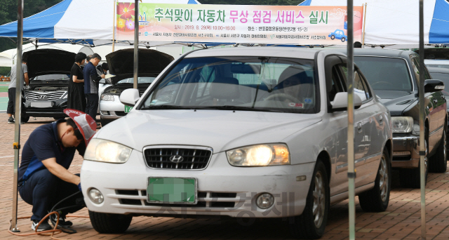 29일 오전 서울 서초구 반포종합운동장에서 서초구와 서울시자동차전문정비사업조합서초구지회, 자동차정비인협회 소속 자원봉사자들이 서초구민을 대상으로 추석맞이 자동차 무상 점검 서비스를 하고 있다./오승현기자 2019.8.29