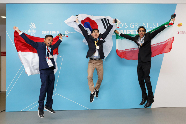 러시아 카잔에서 열린 제45회 국제기능올림픽에 참가한 공군 김이섭 하사(가운데)가 27일(현지시간) ‘IT네트워크시스템’ 직종에서 금메달을 수상했다./연합뉴스
