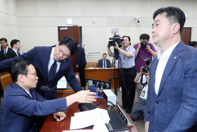 29일 오전 열린 국회 정치개혁특별위원회 전체회의에서 더불어민주당 소속 홍영표 위원장(왼쪽부터)과 자유한국당 소속 장제원, 더불어민주당 소속 김종민 간사가 대화하고 있다. /연합뉴스