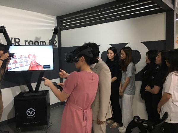 교수님의 지도아래 한 학생이 VR해부학 콘텐츠를 체험해보고 있다