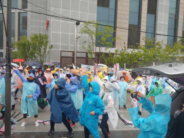 한국도로공사 요금수납원들이 29일 직접고용 3심 판결에 환호하며 비가 오는 가운데서도 대법원 앞에서 단체 율동을 하고 있다.    /변재현기자