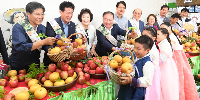 민족 대명절 추석을 보름 앞둔 29일 서울 서초구 농협 하나로마트 양재점에서 농림축산식품부와 농협경제지주, 농협 조합장, 생산 및 소비자단체 관계자들이 '2019 추석맞이 우리과일 소비촉진 홍보 캠페인'을 벌이고 있다./오승현기자 2019.8.29