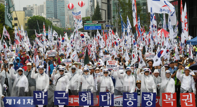 박근혜 전 대통령과 최순실, 이재용 삼성전자 부회장 등의 국정농단 상고심 선고가 내려진 29일 오후 서울 서초구 대법원 앞에서 우리공화당과 보수단체 회원들이 박 전 대통령의 무죄 판결을 촉구하고 있다./오승현기자 2019.8.29