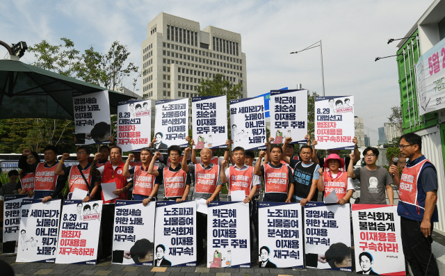 이재용, TV로 재판 시청…삼성측 '위기 극복 도와달라'