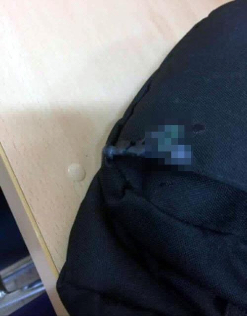 피해 여학생이 가방에 체액이 묻었다고 SNS에 올린 사진