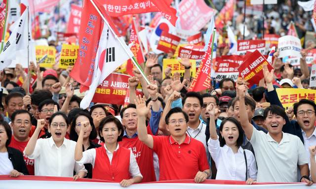 자유한국당 황교안 대표와 나경원 원내대표등 소속 의원과 당원들이 24일 오후 서울 종로구 세종문화회관 앞에서 문재인 대통령 규탄 집회를 마치고 청와대 방면으로 행진하고 있다. /연합뉴스