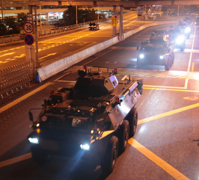 홍콩에서 교대 주둔할 중국 인민해방군을 태운 군용 차량들이 29일 본토 선전의 황강(皇崗) 항을 지나고 있다./홍콩=신화연합뉴스