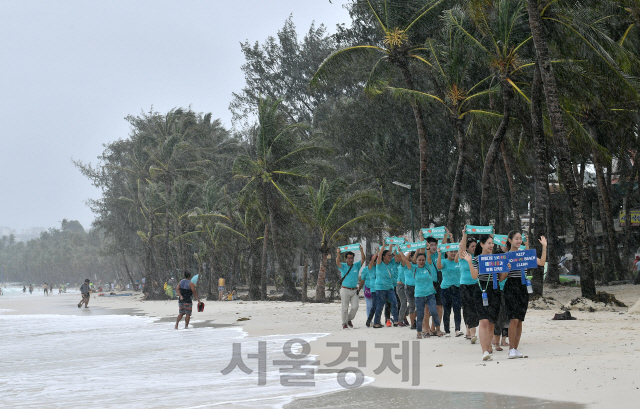 29일 필리핀 보라카이 화이트비치에서 에어서울 승무원과 현지 관광청 관계자들이 ‘해양 플라스틱 제로’ 캠페인을 진행하고 있다. 에어서울 승무원 사회공헌 특화팀 ‘민트나래’가 주축이 돼 진행한 이번 캠페인은 환경오염 때문에 폐쇄했다가 6개월 만에 개장한 보라카이의 아름다운 자연을 함께 보호하자는 취지로 마련됐다./보라카이=공항사진기자단 2019.08.29