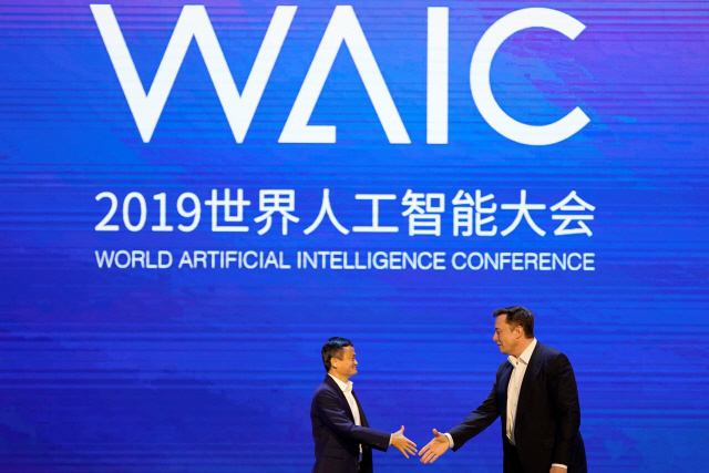 일론 머스크(오른쪽) 테슬라 CEO가 29일 중국 상하이에서 진행된 ‘제2회 세계인공지능(A)대회’에서 마윈 알리바바 회장과 만나 토론에 앞서 악수하고 있다. /로이터연합뉴스