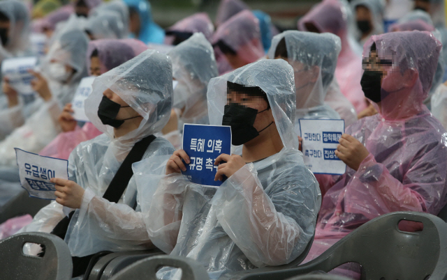 지난 28일 오후 부산 금정구 부산대학교 ‘넉넉한 터’에서 재학생과 졸업생들이 조국 법무부 장관 후보자 딸을 둘러싼 의혹의 진상규명을 촉구하며 촛불집회를 열고 있다. /부산=연합뉴스